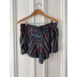 Black white and Multicolor feather  pattern shorts L